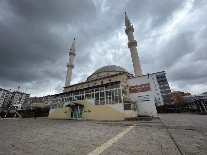 Çocukların biber gazlı oyunu cami cemaatini namazından etti, imam teravih namazını tamamlayamadı 