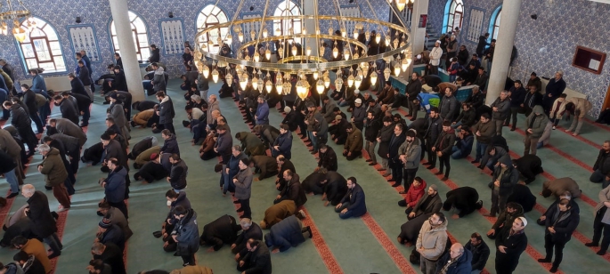 Depremde hayatını kaybedenler için gıyabi cenaze namazı kılındı