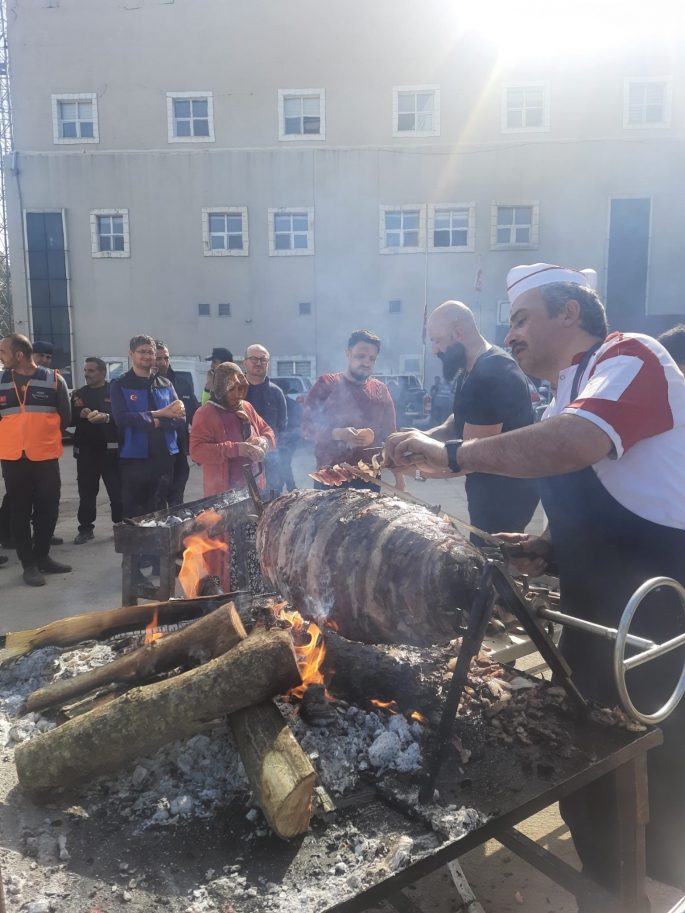 Depremzedelere cağ kebabı ikramı 