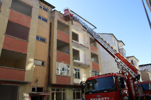 Elazığ’da çatı yangını büyümeden söndürüldü