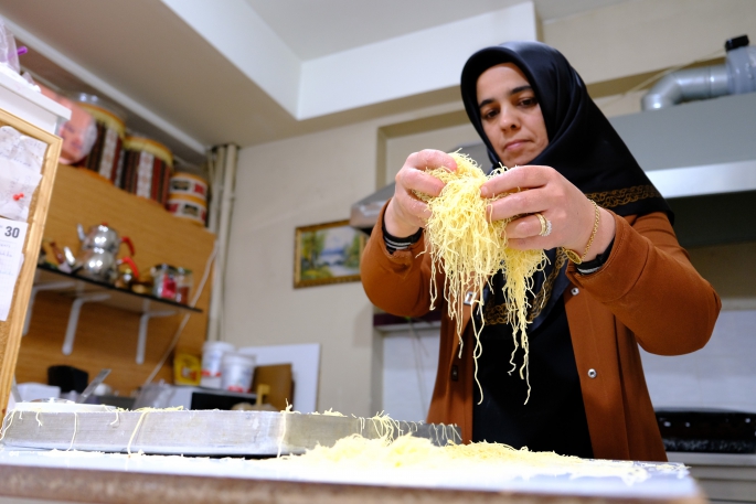 Erzincan'da iftar sofralarının vazgeçilmez lezzeti: “Kesme kadayıf tatlısı”