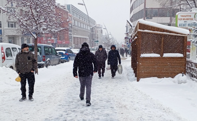 ERZURUM’DA KAR YAĞIŞLARI HAYATI OLUMSUZ ETKİLİYOR