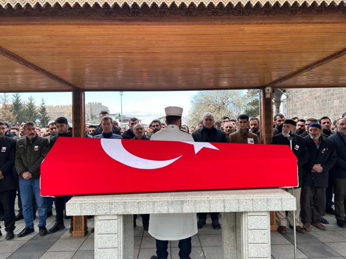 Görev yerine giderken trafik kazasında şehit olan Polat, memleketi Erzurum’da son yolculuğuna uğurlandı