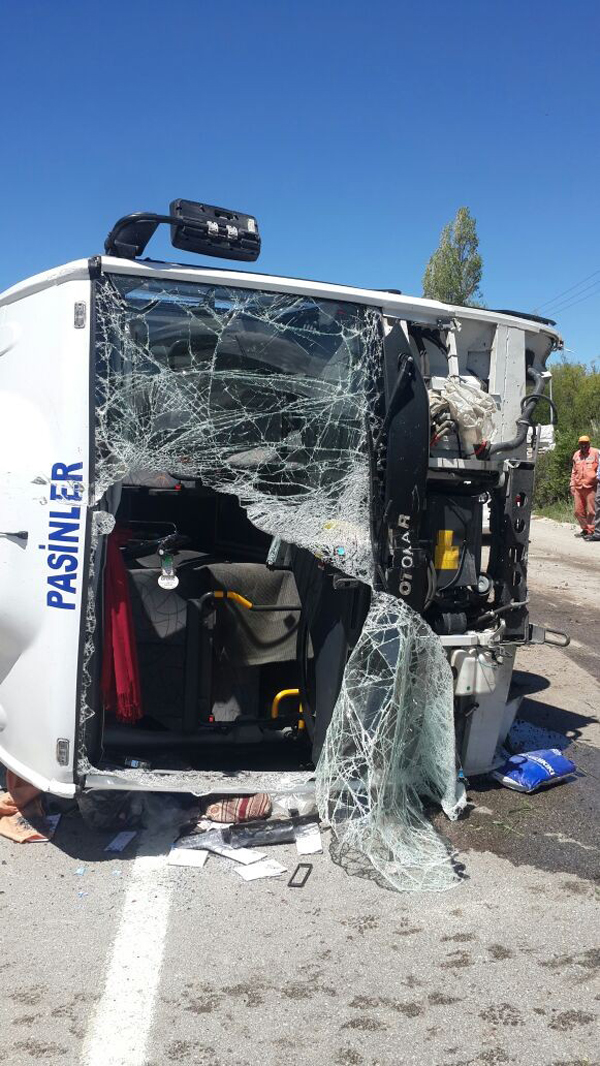 Halk otobüsü devrildi: 10 yaralı