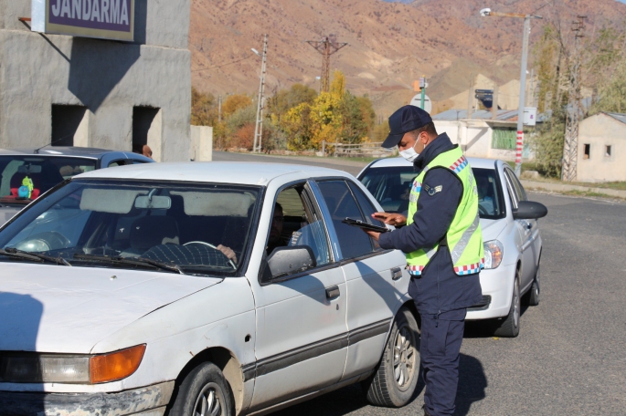 Jandarma ekipleri yol kontrollerine devem ediyor