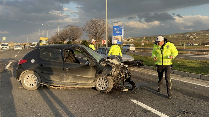 Karşı şeride geçen hafif ticari araç, otomobille çarpıştı: 3 yaralı