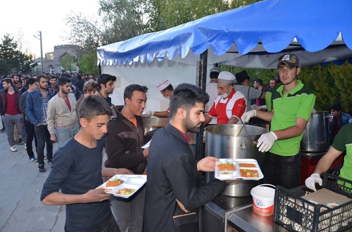 Palandöken Belediyesi her gün 3 bin vatandaşa iftar veriyor