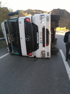 Sürücüsünün direksiyon hakimiyetini kaybettiği tır yan yattı