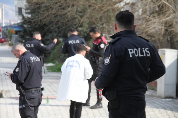 Yolda gördükleri husumetlilerine kurşun yağdırdılar: 1’i ağır 2 yaralı